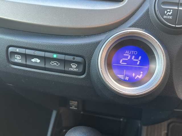 ホンダ フィット ハイブリット 10thアニバーサリー 広島県 2012(平24)年 5.3万km プレミアムホワイトパール 禁煙/純正ナビ（VXM-128VS）/・ワンセグ/CD/DVD/SD/USB/クルーズコントロール/電動格納ウィンカーミラー/HIDパッケージ/・ディスチャージヘッドライト〈HID〉/・シルバー塗装インナードアハンドル/・ブラック塗装フロントピラーガーニッシュ/ドアバイザー/純正フロアマット/スマートキー/社外アルミホイール