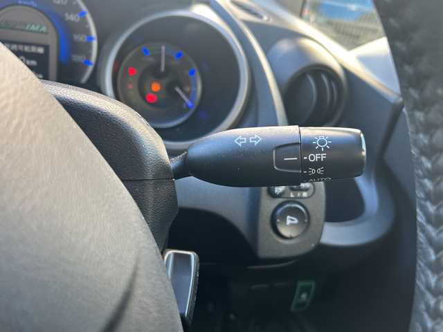 ホンダ フィット ハイブリット 10thアニバーサリー 広島県 2012(平24)年 5.3万km プレミアムホワイトパール 禁煙/純正ナビ（VXM-128VS）/・ワンセグ/CD/DVD/SD/USB/クルーズコントロール/電動格納ウィンカーミラー/HIDパッケージ/・ディスチャージヘッドライト〈HID〉/・シルバー塗装インナードアハンドル/・ブラック塗装フロントピラーガーニッシュ/ドアバイザー/純正フロアマット/スマートキー/社外アルミホイール