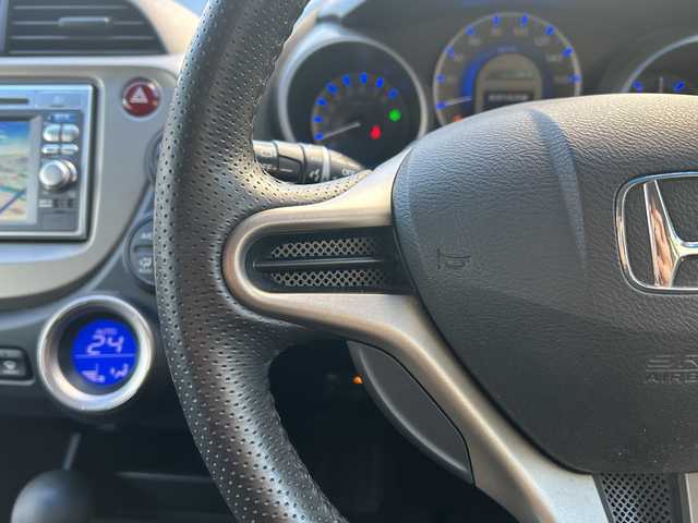 ホンダ フィット ハイブリット 10thアニバーサリー 広島県 2012(平24)年 5.3万km プレミアムホワイトパール 禁煙/純正ナビ（VXM-128VS）/・ワンセグ/CD/DVD/SD/USB/クルーズコントロール/電動格納ウィンカーミラー/HIDパッケージ/・ディスチャージヘッドライト〈HID〉/・シルバー塗装インナードアハンドル/・ブラック塗装フロントピラーガーニッシュ/ドアバイザー/純正フロアマット/スマートキー/社外アルミホイール