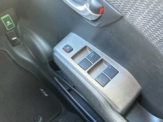 ホンダ フィット ハイブリット 10thアニバーサリー 広島県 2012(平24)年 5.3万km プレミアムホワイトパール 禁煙/純正ナビ（VXM-128VS）/・ワンセグ/CD/DVD/SD/USB/クルーズコントロール/電動格納ウィンカーミラー/HIDパッケージ/・ディスチャージヘッドライト〈HID〉/・シルバー塗装インナードアハンドル/・ブラック塗装フロントピラーガーニッシュ/ドアバイザー/純正フロアマット/スマートキー/社外アルミホイール