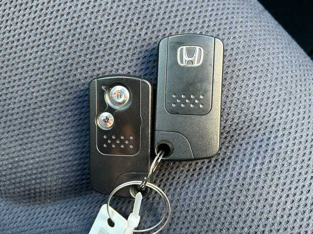 ホンダ フィット ハイブリット 10thアニバーサリー 広島県 2012(平24)年 5.3万km プレミアムホワイトパール 禁煙/純正ナビ（VXM-128VS）/・ワンセグ/CD/DVD/SD/USB/クルーズコントロール/電動格納ウィンカーミラー/HIDパッケージ/・ディスチャージヘッドライト〈HID〉/・シルバー塗装インナードアハンドル/・ブラック塗装フロントピラーガーニッシュ/ドアバイザー/純正フロアマット/スマートキー/社外アルミホイール