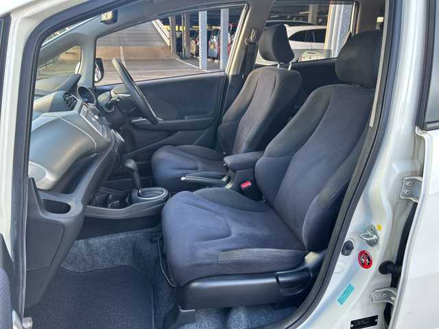 ホンダ フィット ハイブリット 10thアニバーサリー 広島県 2012(平24)年 5.3万km プレミアムホワイトパール 禁煙/純正ナビ（VXM-128VS）/・ワンセグ/CD/DVD/SD/USB/クルーズコントロール/電動格納ウィンカーミラー/HIDパッケージ/・ディスチャージヘッドライト〈HID〉/・シルバー塗装インナードアハンドル/・ブラック塗装フロントピラーガーニッシュ/ドアバイザー/純正フロアマット/スマートキー/社外アルミホイール