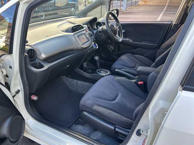 ホンダ フィット ハイブリット 10thアニバーサリー 広島県 2012(平24)年 5.3万km プレミアムホワイトパール 禁煙/純正ナビ（VXM-128VS）/・ワンセグ/CD/DVD/SD/USB/クルーズコントロール/電動格納ウィンカーミラー/HIDパッケージ/・ディスチャージヘッドライト〈HID〉/・シルバー塗装インナードアハンドル/・ブラック塗装フロントピラーガーニッシュ/ドアバイザー/純正フロアマット/スマートキー/社外アルミホイール