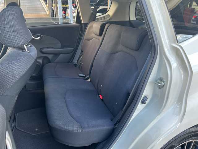 ホンダ フィット ハイブリット 10thアニバーサリー 広島県 2012(平24)年 5.3万km プレミアムホワイトパール 禁煙/純正ナビ（VXM-128VS）/・ワンセグ/CD/DVD/SD/USB/クルーズコントロール/電動格納ウィンカーミラー/HIDパッケージ/・ディスチャージヘッドライト〈HID〉/・シルバー塗装インナードアハンドル/・ブラック塗装フロントピラーガーニッシュ/ドアバイザー/純正フロアマット/スマートキー/社外アルミホイール