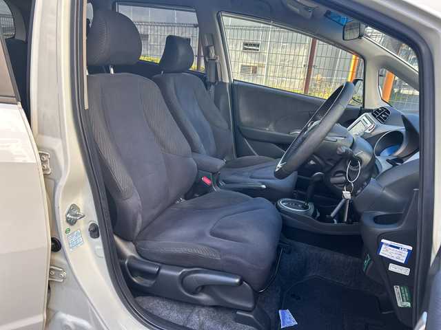 ホンダ フィット ハイブリット 10thアニバーサリー 広島県 2012(平24)年 5.3万km プレミアムホワイトパール 禁煙/純正ナビ（VXM-128VS）/・ワンセグ/CD/DVD/SD/USB/クルーズコントロール/電動格納ウィンカーミラー/HIDパッケージ/・ディスチャージヘッドライト〈HID〉/・シルバー塗装インナードアハンドル/・ブラック塗装フロントピラーガーニッシュ/ドアバイザー/純正フロアマット/スマートキー/社外アルミホイール