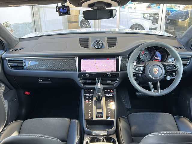 ポルシェ ポルシェ マカン GTS 静岡県 2024(令6)年 2万km グレー 純正ナビ/・AM/FM/・Bluetooth/・USB/・SD/主要装備/・ＢＯＳＥサウンドシステム/・360度サラウンドビュー/・車線逸脱警告/・アダプティブクルーズコントロール/・エアサスペンション/・21インチ RS Spyder デザイン ホイール/・ポルシェダイナミックライトシステム/・全席シートヒーター/・７速ＰＤＫ/・運転席＋助手席パワーシート/・パドルシフト/・前後ドライブレコーダー/・ＥＴＣ２．０/・アイドリングストップ/・パワーバックドア