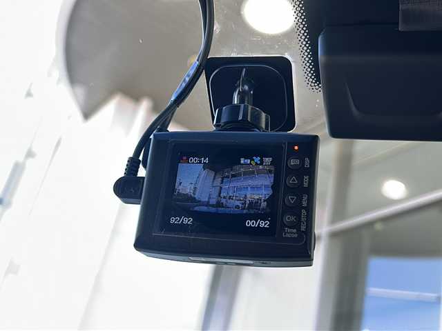 ポルシェ ポルシェ マカン GTS 静岡県 2024(令6)年 2万km グレー 純正ナビ/・AM/FM/・Bluetooth/・USB/・SD/主要装備/・ＢＯＳＥサウンドシステム/・360度サラウンドビュー/・車線逸脱警告/・アダプティブクルーズコントロール/・エアサスペンション/・21インチ RS Spyder デザイン ホイール/・ポルシェダイナミックライトシステム/・全席シートヒーター/・７速ＰＤＫ/・運転席＋助手席パワーシート/・パドルシフト/・前後ドライブレコーダー/・ＥＴＣ２．０/・アイドリングストップ/・パワーバックドア