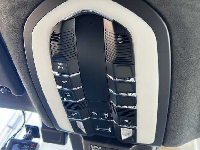 ポルシェ ポルシェ マカン GTS 静岡県 2024(令6)年 2万km グレー 純正ナビ/・AM/FM/・Bluetooth/・USB/・SD/主要装備/・ＢＯＳＥサウンドシステム/・360度サラウンドビュー/・車線逸脱警告/・アダプティブクルーズコントロール/・エアサスペンション/・21インチ RS Spyder デザイン ホイール/・ポルシェダイナミックライトシステム/・全席シートヒーター/・７速ＰＤＫ/・運転席＋助手席パワーシート/・パドルシフト/・前後ドライブレコーダー/・ＥＴＣ２．０/・アイドリングストップ/・パワーバックドア