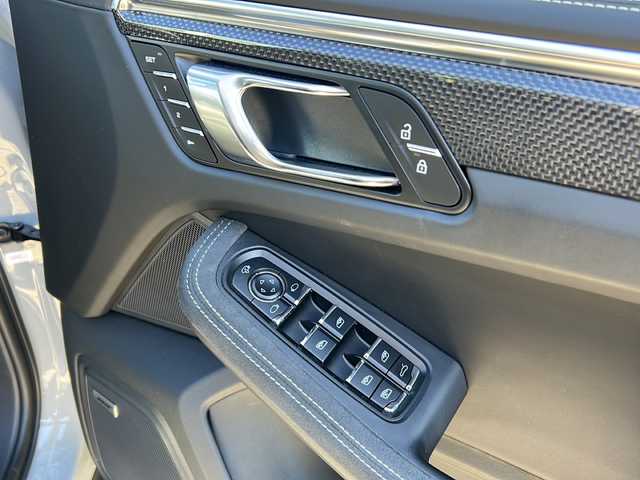 ポルシェ ポルシェ マカン GTS 静岡県 2024(令6)年 2万km グレー 純正ナビ/・AM/FM/・Bluetooth/・USB/・SD/主要装備/・ＢＯＳＥサウンドシステム/・360度サラウンドビュー/・車線逸脱警告/・アダプティブクルーズコントロール/・エアサスペンション/・21インチ RS Spyder デザイン ホイール/・ポルシェダイナミックライトシステム/・全席シートヒーター/・７速ＰＤＫ/・運転席＋助手席パワーシート/・パドルシフト/・前後ドライブレコーダー/・ＥＴＣ２．０/・アイドリングストップ/・パワーバックドア