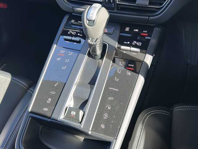 ポルシェ ポルシェ マカン GTS 静岡県 2024(令6)年 2万km グレー 純正ナビ/・AM/FM/・Bluetooth/・USB/・SD/主要装備/・ＢＯＳＥサウンドシステム/・360度サラウンドビュー/・車線逸脱警告/・アダプティブクルーズコントロール/・エアサスペンション/・21インチ RS Spyder デザイン ホイール/・ポルシェダイナミックライトシステム/・全席シートヒーター/・７速ＰＤＫ/・運転席＋助手席パワーシート/・パドルシフト/・前後ドライブレコーダー/・ＥＴＣ２．０/・アイドリングストップ/・パワーバックドア