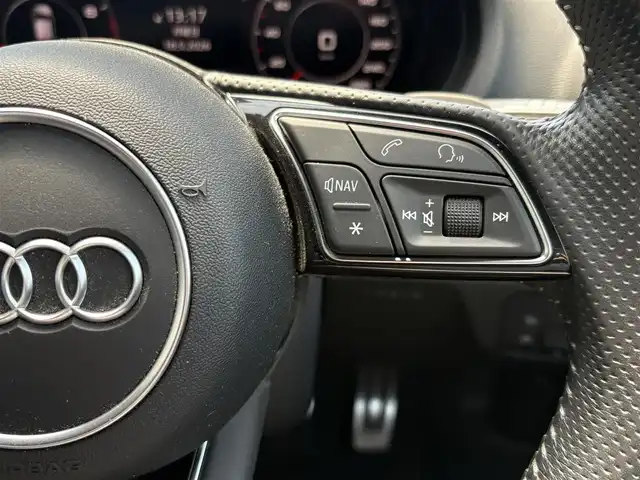 アウディ Ａ３ SB 1.4TFSI スポーツ Sライン 埼玉県 2017(平29)年 4.4万km グレイシアホワイトメタリック ・ディーラー点検記録H30年-R7年有　/・ワンオーナー　/・セーフティーパッケージ/・コンビニエンスパッケージ/・ストレージパッケージ/・ライティングパッケージ/.カラーコードLS9Rオプション/（グレイシアホワイトメタリック）/・Sトロニック７AT/。ドライブセレクト/・バーチャルコックピット１２．３インチ液晶メーター/・MMIナビフルセグTV　BT　SD/・バックカメラ　/・アウディーサウンドシステム/スマートインターフェイス/・前後ドライブレコーダー/・ETC2.0　　/・アダクティブクルーズコントロール/・プレセンスフロント/・ホールドアシスト/・サイドシルスポイラー/・LEDリアコンビネーションランプ/・ブラックルーフラインング/・Sログ入りハーフレザーシート/・パワーシート/・シートヒーター/・スマートキー×２/・プッシュスタート/・アイドリングストップ/・コーナーセンサー/・マッドブラッシュトアルミニウムインパネ　/・純正18インチアルミ/・Sラインスポーツサスペンション/・PVガラス/・保証書/・取説/・スペアキー