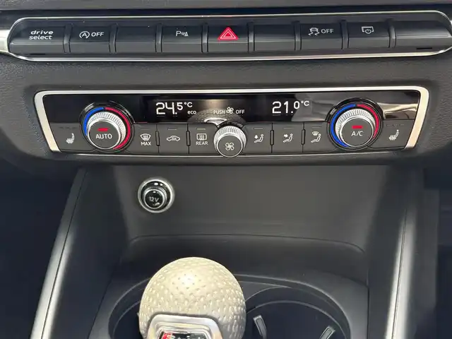 アウディ Ａ３ SB 1.4TFSI スポーツ Sライン 埼玉県 2017(平29)年 4.4万km グレイシアホワイトメタリック ・ディーラー点検記録H30年-R7年有　/・ワンオーナー　/・セーフティーパッケージ/・コンビニエンスパッケージ/・ストレージパッケージ/・ライティングパッケージ/.カラーコードLS9Rオプション/（グレイシアホワイトメタリック）/・Sトロニック７AT/。ドライブセレクト/・バーチャルコックピット１２．３インチ液晶メーター/・MMIナビフルセグTV　BT　SD/・バックカメラ　/・アウディーサウンドシステム/スマートインターフェイス/・前後ドライブレコーダー/・ETC2.0　　/・アダクティブクルーズコントロール/・プレセンスフロント/・ホールドアシスト/・サイドシルスポイラー/・LEDリアコンビネーションランプ/・ブラックルーフラインング/・Sログ入りハーフレザーシート/・パワーシート/・シートヒーター/・スマートキー×２/・プッシュスタート/・アイドリングストップ/・コーナーセンサー/・マッドブラッシュトアルミニウムインパネ　/・純正18インチアルミ/・Sラインスポーツサスペンション/・PVガラス/・保証書/・取説/・スペアキー
