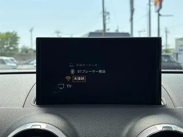 アウディ Ａ３ SB 1.4TFSI スポーツ Sライン 埼玉県 2017(平29)年 4.4万km グレイシアホワイトメタリック ・ディーラー点検記録H30年-R7年有　/・ワンオーナー　/・セーフティーパッケージ/・コンビニエンスパッケージ/・ストレージパッケージ/・ライティングパッケージ/.カラーコードLS9Rオプション/（グレイシアホワイトメタリック）/・Sトロニック７AT/。ドライブセレクト/・バーチャルコックピット１２．３インチ液晶メーター/・MMIナビフルセグTV　BT　SD/・バックカメラ　/・アウディーサウンドシステム/スマートインターフェイス/・前後ドライブレコーダー/・ETC2.0　　/・アダクティブクルーズコントロール/・プレセンスフロント/・ホールドアシスト/・サイドシルスポイラー/・LEDリアコンビネーションランプ/・ブラックルーフラインング/・Sログ入りハーフレザーシート/・パワーシート/・シートヒーター/・スマートキー×２/・プッシュスタート/・アイドリングストップ/・コーナーセンサー/・マッドブラッシュトアルミニウムインパネ　/・純正18インチアルミ/・Sラインスポーツサスペンション/・PVガラス/・保証書/・取説/・スペアキー