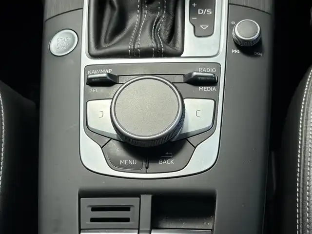 アウディ Ａ３ SB 1.4TFSI スポーツ Sライン 埼玉県 2017(平29)年 4.4万km グレイシアホワイトメタリック ・ディーラー点検記録H30年-R7年有　/・ワンオーナー　/・セーフティーパッケージ/・コンビニエンスパッケージ/・ストレージパッケージ/・ライティングパッケージ/.カラーコードLS9Rオプション/（グレイシアホワイトメタリック）/・Sトロニック７AT/。ドライブセレクト/・バーチャルコックピット１２．３インチ液晶メーター/・MMIナビフルセグTV　BT　SD/・バックカメラ　/・アウディーサウンドシステム/スマートインターフェイス/・前後ドライブレコーダー/・ETC2.0　　/・アダクティブクルーズコントロール/・プレセンスフロント/・ホールドアシスト/・サイドシルスポイラー/・LEDリアコンビネーションランプ/・ブラックルーフラインング/・Sログ入りハーフレザーシート/・パワーシート/・シートヒーター/・スマートキー×２/・プッシュスタート/・アイドリングストップ/・コーナーセンサー/・マッドブラッシュトアルミニウムインパネ　/・純正18インチアルミ/・Sラインスポーツサスペンション/・PVガラス/・保証書/・取説/・スペアキー