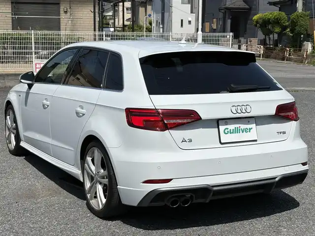 アウディ Ａ３ SB 1.4TFSI スポーツ Sライン 埼玉県 2017(平29)年 4.4万km グレイシアホワイトメタリック ・ディーラー点検記録H30年-R7年有　/・ワンオーナー　/・セーフティーパッケージ/・コンビニエンスパッケージ/・ストレージパッケージ/・ライティングパッケージ/.カラーコードLS9Rオプション/（グレイシアホワイトメタリック）/・Sトロニック７AT/。ドライブセレクト/・バーチャルコックピット１２．３インチ液晶メーター/・MMIナビフルセグTV　BT　SD/・バックカメラ　/・アウディーサウンドシステム/スマートインターフェイス/・前後ドライブレコーダー/・ETC2.0　　/・アダクティブクルーズコントロール/・プレセンスフロント/・ホールドアシスト/・サイドシルスポイラー/・LEDリアコンビネーションランプ/・ブラックルーフラインング/・Sログ入りハーフレザーシート/・パワーシート/・シートヒーター/・スマートキー×２/・プッシュスタート/・アイドリングストップ/・コーナーセンサー/・マッドブラッシュトアルミニウムインパネ　/・純正18インチアルミ/・Sラインスポーツサスペンション/・PVガラス/・保証書/・取説/・スペアキー