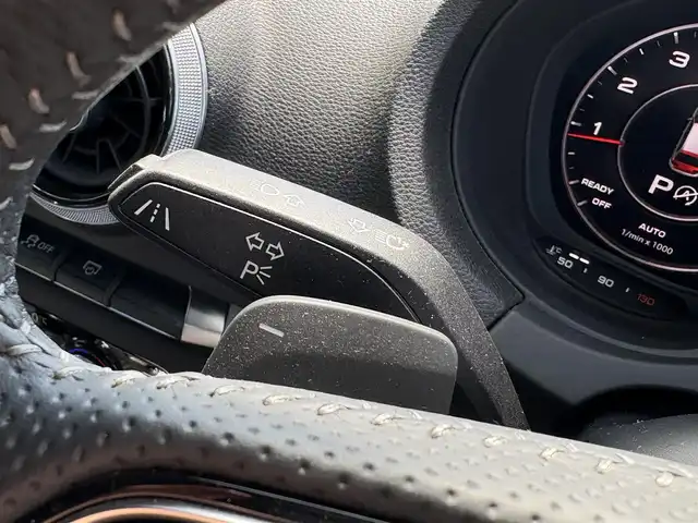 アウディ Ａ３ SB 1.4TFSI スポーツ Sライン 埼玉県 2017(平29)年 4.4万km グレイシアホワイトメタリック ・ディーラー点検記録H30年-R7年有　/・ワンオーナー　/・セーフティーパッケージ/・コンビニエンスパッケージ/・ストレージパッケージ/・ライティングパッケージ/.カラーコードLS9Rオプション/（グレイシアホワイトメタリック）/・Sトロニック７AT/。ドライブセレクト/・バーチャルコックピット１２．３インチ液晶メーター/・MMIナビフルセグTV　BT　SD/・バックカメラ　/・アウディーサウンドシステム/スマートインターフェイス/・前後ドライブレコーダー/・ETC2.0　　/・アダクティブクルーズコントロール/・プレセンスフロント/・ホールドアシスト/・サイドシルスポイラー/・LEDリアコンビネーションランプ/・ブラックルーフラインング/・Sログ入りハーフレザーシート/・パワーシート/・シートヒーター/・スマートキー×２/・プッシュスタート/・アイドリングストップ/・コーナーセンサー/・マッドブラッシュトアルミニウムインパネ　/・純正18インチアルミ/・Sラインスポーツサスペンション/・PVガラス/・保証書/・取説/・スペアキー