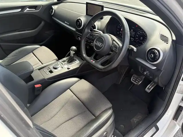 アウディ Ａ３ SB 1.4TFSI スポーツ Sライン 埼玉県 2017(平29)年 4.4万km グレイシアホワイトメタリック ・ディーラー点検記録H30年-R7年有　/・ワンオーナー　/・セーフティーパッケージ/・コンビニエンスパッケージ/・ストレージパッケージ/・ライティングパッケージ/.カラーコードLS9Rオプション/（グレイシアホワイトメタリック）/・Sトロニック７AT/。ドライブセレクト/・バーチャルコックピット１２．３インチ液晶メーター/・MMIナビフルセグTV　BT　SD/・バックカメラ　/・アウディーサウンドシステム/スマートインターフェイス/・前後ドライブレコーダー/・ETC2.0　　/・アダクティブクルーズコントロール/・プレセンスフロント/・ホールドアシスト/・サイドシルスポイラー/・LEDリアコンビネーションランプ/・ブラックルーフラインング/・Sログ入りハーフレザーシート/・パワーシート/・シートヒーター/・スマートキー×２/・プッシュスタート/・アイドリングストップ/・コーナーセンサー/・マッドブラッシュトアルミニウムインパネ　/・純正18インチアルミ/・Sラインスポーツサスペンション/・PVガラス/・保証書/・取説/・スペアキー