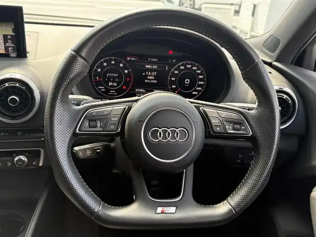 アウディ Ａ３ SB 1.4TFSI スポーツ Sライン 埼玉県 2017(平29)年 4.4万km グレイシアホワイトメタリック ・ディーラー点検記録H30年-R7年有　/・ワンオーナー　/・セーフティーパッケージ/・コンビニエンスパッケージ/・ストレージパッケージ/・ライティングパッケージ/.カラーコードLS9Rオプション/（グレイシアホワイトメタリック）/・Sトロニック７AT/。ドライブセレクト/・バーチャルコックピット１２．３インチ液晶メーター/・MMIナビフルセグTV　BT　SD/・バックカメラ　/・アウディーサウンドシステム/スマートインターフェイス/・前後ドライブレコーダー/・ETC2.0　　/・アダクティブクルーズコントロール/・プレセンスフロント/・ホールドアシスト/・サイドシルスポイラー/・LEDリアコンビネーションランプ/・ブラックルーフラインング/・Sログ入りハーフレザーシート/・パワーシート/・シートヒーター/・スマートキー×２/・プッシュスタート/・アイドリングストップ/・コーナーセンサー/・マッドブラッシュトアルミニウムインパネ　/・純正18インチアルミ/・Sラインスポーツサスペンション/・PVガラス/・保証書/・取説/・スペアキー