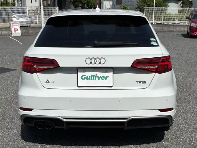 アウディ Ａ３ SB 1.4TFSI スポーツ Sライン 埼玉県 2017(平29)年 4.4万km グレイシアホワイトメタリック ・ディーラー点検記録H30年-R7年有　/・ワンオーナー　/・セーフティーパッケージ/・コンビニエンスパッケージ/・ストレージパッケージ/・ライティングパッケージ/.カラーコードLS9Rオプション/（グレイシアホワイトメタリック）/・Sトロニック７AT/。ドライブセレクト/・バーチャルコックピット１２．３インチ液晶メーター/・MMIナビフルセグTV　BT　SD/・バックカメラ　/・アウディーサウンドシステム/スマートインターフェイス/・前後ドライブレコーダー/・ETC2.0　　/・アダクティブクルーズコントロール/・プレセンスフロント/・ホールドアシスト/・サイドシルスポイラー/・LEDリアコンビネーションランプ/・ブラックルーフラインング/・Sログ入りハーフレザーシート/・パワーシート/・シートヒーター/・スマートキー×２/・プッシュスタート/・アイドリングストップ/・コーナーセンサー/・マッドブラッシュトアルミニウムインパネ　/・純正18インチアルミ/・Sラインスポーツサスペンション/・PVガラス/・保証書/・取説/・スペアキー