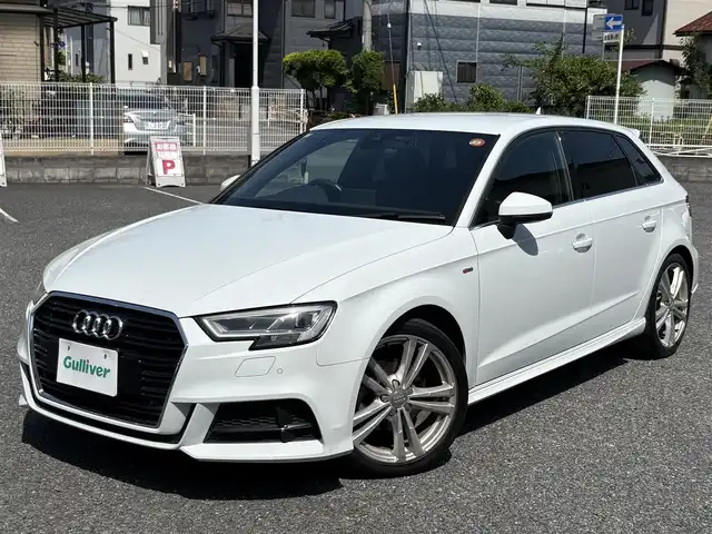 アウディ Ａ３ SB 1.4TFSI スポーツ Sライン 埼玉県 2017(平29)年 4.4万km グレイシアホワイトメタリック ・ディーラー点検記録H30年-R7年有　/・ワンオーナー　/・セーフティーパッケージ/・コンビニエンスパッケージ/・ストレージパッケージ/・ライティングパッケージ/.カラーコードLS9Rオプション/（グレイシアホワイトメタリック）/・Sトロニック７AT/。ドライブセレクト/・バーチャルコックピット１２．３インチ液晶メーター/・MMIナビフルセグTV　BT　SD/・バックカメラ　/・アウディーサウンドシステム/スマートインターフェイス/・前後ドライブレコーダー/・ETC2.0　　/・アダクティブクルーズコントロール/・プレセンスフロント/・ホールドアシスト/・サイドシルスポイラー/・LEDリアコンビネーションランプ/・ブラックルーフラインング/・Sログ入りハーフレザーシート/・パワーシート/・シートヒーター/・スマートキー×２/・プッシュスタート/・アイドリングストップ/・コーナーセンサー/・マッドブラッシュトアルミニウムインパネ　/・純正18インチアルミ/・Sラインスポーツサスペンション/・PVガラス/・保証書/・取説/・スペアキー