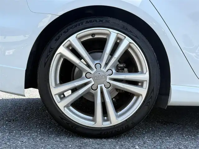 アウディ Ａ３ SB 1.4TFSI スポーツ Sライン 埼玉県 2017(平29)年 4.4万km グレイシアホワイトメタリック ・ディーラー点検記録H30年-R7年有　/・ワンオーナー　/・セーフティーパッケージ/・コンビニエンスパッケージ/・ストレージパッケージ/・ライティングパッケージ/.カラーコードLS9Rオプション/（グレイシアホワイトメタリック）/・Sトロニック７AT/。ドライブセレクト/・バーチャルコックピット１２．３インチ液晶メーター/・MMIナビフルセグTV　BT　SD/・バックカメラ　/・アウディーサウンドシステム/スマートインターフェイス/・前後ドライブレコーダー/・ETC2.0　　/・アダクティブクルーズコントロール/・プレセンスフロント/・ホールドアシスト/・サイドシルスポイラー/・LEDリアコンビネーションランプ/・ブラックルーフラインング/・Sログ入りハーフレザーシート/・パワーシート/・シートヒーター/・スマートキー×２/・プッシュスタート/・アイドリングストップ/・コーナーセンサー/・マッドブラッシュトアルミニウムインパネ　/・純正18インチアルミ/・Sラインスポーツサスペンション/・PVガラス/・保証書/・取説/・スペアキー