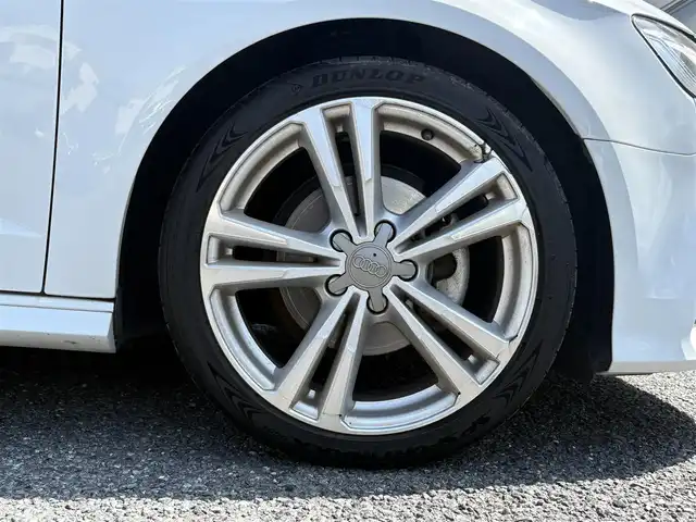 アウディ Ａ３ SB 1.4TFSI スポーツ Sライン 埼玉県 2017(平29)年 4.4万km グレイシアホワイトメタリック ・ディーラー点検記録H30年-R7年有　/・ワンオーナー　/・セーフティーパッケージ/・コンビニエンスパッケージ/・ストレージパッケージ/・ライティングパッケージ/.カラーコードLS9Rオプション/（グレイシアホワイトメタリック）/・Sトロニック７AT/。ドライブセレクト/・バーチャルコックピット１２．３インチ液晶メーター/・MMIナビフルセグTV　BT　SD/・バックカメラ　/・アウディーサウンドシステム/スマートインターフェイス/・前後ドライブレコーダー/・ETC2.0　　/・アダクティブクルーズコントロール/・プレセンスフロント/・ホールドアシスト/・サイドシルスポイラー/・LEDリアコンビネーションランプ/・ブラックルーフラインング/・Sログ入りハーフレザーシート/・パワーシート/・シートヒーター/・スマートキー×２/・プッシュスタート/・アイドリングストップ/・コーナーセンサー/・マッドブラッシュトアルミニウムインパネ　/・純正18インチアルミ/・Sラインスポーツサスペンション/・PVガラス/・保証書/・取説/・スペアキー