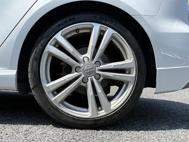 アウディ Ａ３ SB 1.4TFSI スポーツ Sライン 埼玉県 2017(平29)年 4.4万km グレイシアホワイトメタリック ・ディーラー点検記録H30年-R7年有　/・ワンオーナー　/・セーフティーパッケージ/・コンビニエンスパッケージ/・ストレージパッケージ/・ライティングパッケージ/.カラーコードLS9Rオプション/（グレイシアホワイトメタリック）/・Sトロニック７AT/。ドライブセレクト/・バーチャルコックピット１２．３インチ液晶メーター/・MMIナビフルセグTV　BT　SD/・バックカメラ　/・アウディーサウンドシステム/スマートインターフェイス/・前後ドライブレコーダー/・ETC2.0　　/・アダクティブクルーズコントロール/・プレセンスフロント/・ホールドアシスト/・サイドシルスポイラー/・LEDリアコンビネーションランプ/・ブラックルーフラインング/・Sログ入りハーフレザーシート/・パワーシート/・シートヒーター/・スマートキー×２/・プッシュスタート/・アイドリングストップ/・コーナーセンサー/・マッドブラッシュトアルミニウムインパネ　/・純正18インチアルミ/・Sラインスポーツサスペンション/・PVガラス/・保証書/・取説/・スペアキー