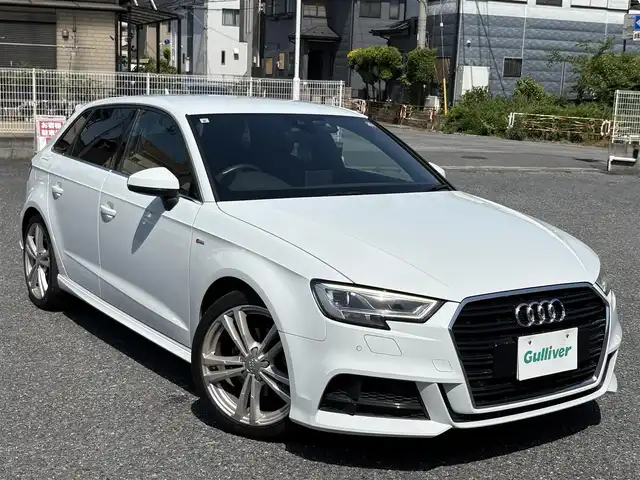 アウディ Ａ３ SB 1.4TFSI スポーツ Sライン 埼玉県 2017(平29)年 4.4万km グレイシアホワイトメタリック ・ディーラー点検記録H30年-R7年有　/・ワンオーナー　/・セーフティーパッケージ/・コンビニエンスパッケージ/・ストレージパッケージ/・ライティングパッケージ/.カラーコードLS9Rオプション/（グレイシアホワイトメタリック）/・Sトロニック７AT/。ドライブセレクト/・バーチャルコックピット１２．３インチ液晶メーター/・MMIナビフルセグTV　BT　SD/・バックカメラ　/・アウディーサウンドシステム/スマートインターフェイス/・前後ドライブレコーダー/・ETC2.0　　/・アダクティブクルーズコントロール/・プレセンスフロント/・ホールドアシスト/・サイドシルスポイラー/・LEDリアコンビネーションランプ/・ブラックルーフラインング/・Sログ入りハーフレザーシート/・パワーシート/・シートヒーター/・スマートキー×２/・プッシュスタート/・アイドリングストップ/・コーナーセンサー/・マッドブラッシュトアルミニウムインパネ　/・純正18インチアルミ/・Sラインスポーツサスペンション/・PVガラス/・保証書/・取説/・スペアキー