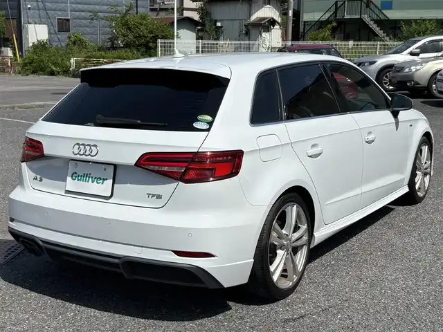 アウディ Ａ３ SB 1.4TFSI スポーツ Sライン 埼玉県 2017(平29)年 4.4万km グレイシアホワイトメタリック ・ディーラー点検記録H30年-R7年有　/・ワンオーナー　/・セーフティーパッケージ/・コンビニエンスパッケージ/・ストレージパッケージ/・ライティングパッケージ/.カラーコードLS9Rオプション/（グレイシアホワイトメタリック）/・Sトロニック７AT/。ドライブセレクト/・バーチャルコックピット１２．３インチ液晶メーター/・MMIナビフルセグTV　BT　SD/・バックカメラ　/・アウディーサウンドシステム/スマートインターフェイス/・前後ドライブレコーダー/・ETC2.0　　/・アダクティブクルーズコントロール/・プレセンスフロント/・ホールドアシスト/・サイドシルスポイラー/・LEDリアコンビネーションランプ/・ブラックルーフラインング/・Sログ入りハーフレザーシート/・パワーシート/・シートヒーター/・スマートキー×２/・プッシュスタート/・アイドリングストップ/・コーナーセンサー/・マッドブラッシュトアルミニウムインパネ　/・純正18インチアルミ/・Sラインスポーツサスペンション/・PVガラス/・保証書/・取説/・スペアキー