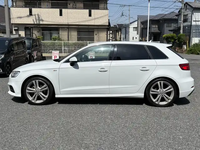 アウディ Ａ３ SB 1.4TFSI スポーツ Sライン 埼玉県 2017(平29)年 4.4万km グレイシアホワイトメタリック ・ディーラー点検記録H30年-R7年有　/・ワンオーナー　/・セーフティーパッケージ/・コンビニエンスパッケージ/・ストレージパッケージ/・ライティングパッケージ/.カラーコードLS9Rオプション/（グレイシアホワイトメタリック）/・Sトロニック７AT/。ドライブセレクト/・バーチャルコックピット１２．３インチ液晶メーター/・MMIナビフルセグTV　BT　SD/・バックカメラ　/・アウディーサウンドシステム/スマートインターフェイス/・前後ドライブレコーダー/・ETC2.0　　/・アダクティブクルーズコントロール/・プレセンスフロント/・ホールドアシスト/・サイドシルスポイラー/・LEDリアコンビネーションランプ/・ブラックルーフラインング/・Sログ入りハーフレザーシート/・パワーシート/・シートヒーター/・スマートキー×２/・プッシュスタート/・アイドリングストップ/・コーナーセンサー/・マッドブラッシュトアルミニウムインパネ　/・純正18インチアルミ/・Sラインスポーツサスペンション/・PVガラス/・保証書/・取説/・スペアキー