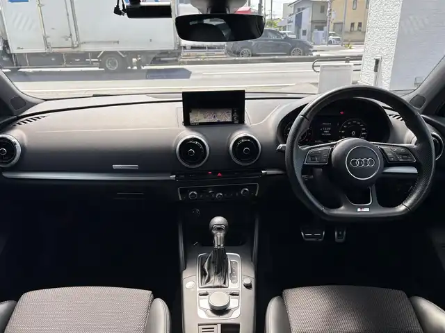 アウディ Ａ３ SB 1.4TFSI スポーツ Sライン 埼玉県 2017(平29)年 4.4万km グレイシアホワイトメタリック ・ディーラー点検記録H30年-R7年有　/・ワンオーナー　/・セーフティーパッケージ/・コンビニエンスパッケージ/・ストレージパッケージ/・ライティングパッケージ/.カラーコードLS9Rオプション/（グレイシアホワイトメタリック）/・Sトロニック７AT/。ドライブセレクト/・バーチャルコックピット１２．３インチ液晶メーター/・MMIナビフルセグTV　BT　SD/・バックカメラ　/・アウディーサウンドシステム/スマートインターフェイス/・前後ドライブレコーダー/・ETC2.0　　/・アダクティブクルーズコントロール/・プレセンスフロント/・ホールドアシスト/・サイドシルスポイラー/・LEDリアコンビネーションランプ/・ブラックルーフラインング/・Sログ入りハーフレザーシート/・パワーシート/・シートヒーター/・スマートキー×２/・プッシュスタート/・アイドリングストップ/・コーナーセンサー/・マッドブラッシュトアルミニウムインパネ　/・純正18インチアルミ/・Sラインスポーツサスペンション/・PVガラス/・保証書/・取説/・スペアキー