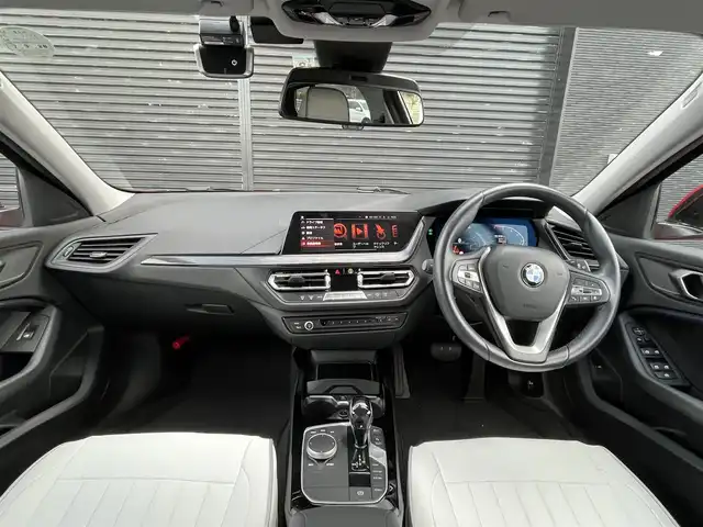 ＢＭＷ １１８ｉ プレイ 宮崎県 2020(令2)年 3万km 赤 純正ナビゲーション/・Bluetooth/・AM/FM/・USB/・ミラーリンク/キーレスエントリー/・プッシュスタート/インテリジェントセーフティ/バックカメラ/パワーバックドア/ワイヤレスチャージ/D席パワーシート/アンビエントライト/アダプティブクルーズコントロール/前後ドライブレコーダー/ETC/オートライト/キープレーンアシスト