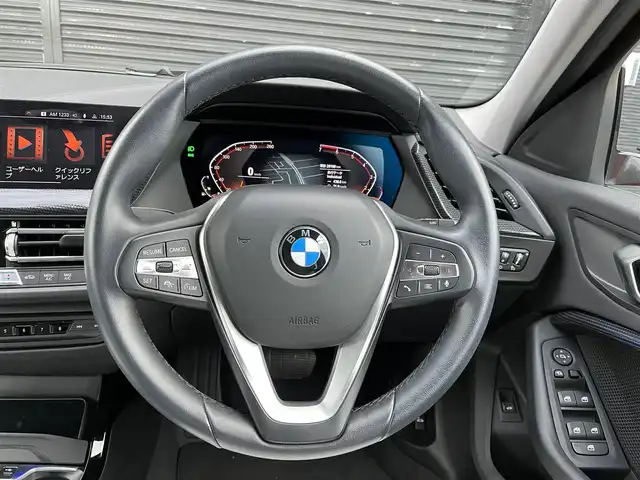 ＢＭＷ １１８ｉ プレイ 宮崎県 2020(令2)年 3万km 赤 純正ナビゲーション/・Bluetooth/・AM/FM/・USB/・ミラーリンク/キーレスエントリー/・プッシュスタート/インテリジェントセーフティ/バックカメラ/パワーバックドア/ワイヤレスチャージ/D席パワーシート/アンビエントライト/アダプティブクルーズコントロール/前後ドライブレコーダー/ETC/オートライト/キープレーンアシスト