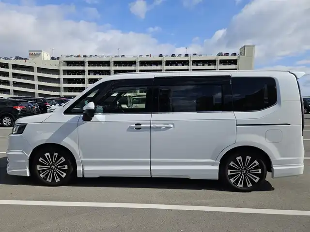 ホンダ ステップワゴン スパーダ eHEV プレミアムライン 鹿児島県 2023(令5)年 1.1万km プラチナホワイトパール 〇ワンオーナー/〇11.4インチ純正ナビ/〇フルセグＴＶ/〇バックカメラ/〇ホンダセンシング/〇衝突軽減ブレーキ/〇パワースライドドア（両側）/〇パワーバックドア/〇ドライブレコーダー/〇無限エアロ/〇ETC/〇LEDヘッドライト/〇純正17インチAW/〇革巻きステアリングホイール/〇パドルシフト/〇合皮/スエード調コンビシート/〇シートヒーター/〇スマートキーシステム/〇禁煙車