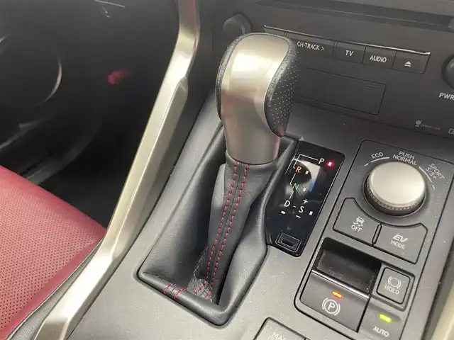 レクサス ＮＸ 300h Fスポーツ 滋賀県 2015(平27)年 7万km ソニッククォーツ 純正ナビ（TV/BLuetooth/CD/USB）/バックカメラ/ETC/ドライブレコーダー/赤レザーシート/シートヒーター/パワーシート/シートベンチレーション/ステアリングヒーター/3眼LEDライト/オートライト/オートホールド/電動パーキングブレーキ/ステアリングスイッチ/純正アルミホイール