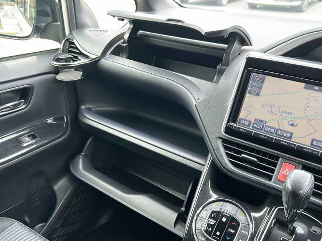 トヨタ ヴォクシー ZS 煌 愛媛県 2015(平27)年 4.5万km ホワイトパールクリスタルシャイン 純正9インチナビ（NSZT-Y64T）/・Bluetooth/・CD/DVD/フルセグTV/11インチフリップダウンモニター/バックカメラ/両側パワースライドドア/ETC/純正16インチAW/LEDヘッドライト/オートライト/オートマチックハイビーム/アイドリングストップ/取扱説明書/スペアキー