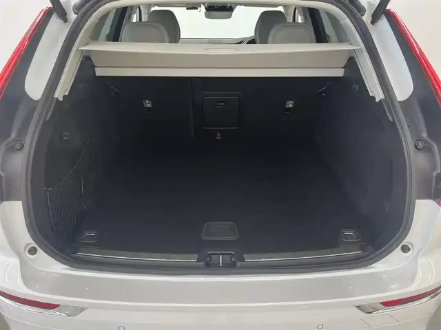 ボルボ ＸＣ６０ D4 AWD インスクリプション 岡山県 2020(令2)年 3.1万km クリスタルホワイトP 純正HDDナビ/フルセグTV/360°カメラ/アップルカープレイ/アンドロイドオート/カーマンカードン/コーナーセンサー/LKA/クロストラフィックアラート/車間警告/HUD/BLIS/ロードサイン/ACC/デジタルメーター/ブロンドシート/シートヒーター/エアーシート/マッサージシート/オートホールド/ETC/LEDヘッドライト/AHB/パワーテールゲート/シートメモリー/ドラレコ（FR）