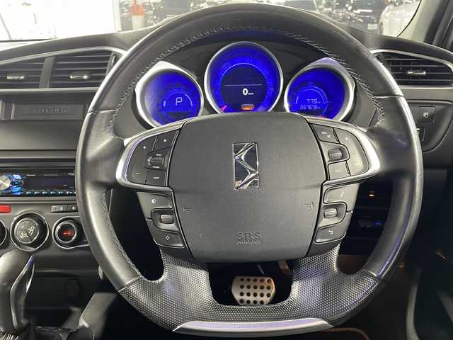 ＤＳオートモビル ＤＳ４ 福岡県 2017(平29)年 5.8万km 白 社外オーディオ/AM/FM/CD/ETC/クルーズコントロール/電動リアゲート/電格ミラー/ハーフレザーシート/電動リアゲート/横滑り防止装置/コーナーセンサー/純正AW17インチ/純正フロアマット/プッシュスタート/スマートキー/スペアキー有/フォグライト