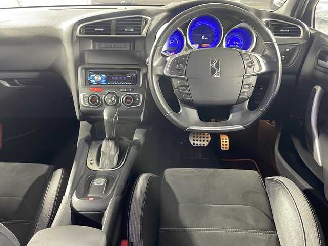 ＤＳオートモビル ＤＳ４ 福岡県 2017(平29)年 5.8万km 白 社外オーディオ/AM/FM/CD/ETC/クルーズコントロール/電動リアゲート/電格ミラー/ハーフレザーシート/電動リアゲート/横滑り防止装置/コーナーセンサー/純正AW17インチ/純正フロアマット/プッシュスタート/スマートキー/スペアキー有/フォグライト