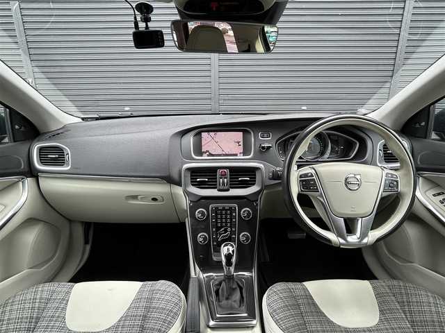 ボルボ Ｖ４０ D4 モメンタム 茨城県 2018(平30)年 5.3万km デニムブルーメタリック 後期型　/インテリセーフ　/ＡＣＣ　/ＬＫＡ　/ＢＬＩＳ　/Ｂカメラ　/パーキングエイド　/ナビ　/１２セグ　/ＢＴ　/ＵＳＢ　/ＤＶＤ　/シートヒーター　/ＰＷシート　/ＬＥＤ　/オートライト　/ＥＴＣ　/純正１７イｉｎＡＷ　/禁煙車