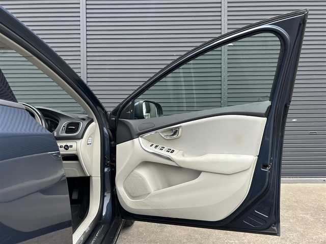 ボルボ Ｖ４０ D4 モメンタム 茨城県 2018(平30)年 5.3万km デニムブルーメタリック 後期型　/インテリセーフ　/ＡＣＣ　/ＬＫＡ　/ＢＬＩＳ　/Ｂカメラ　/パーキングエイド　/ナビ　/１２セグ　/ＢＴ　/ＵＳＢ　/ＤＶＤ　/シートヒーター　/ＰＷシート　/ＬＥＤ　/オートライト　/ＥＴＣ　/純正１７イｉｎＡＷ　/禁煙車