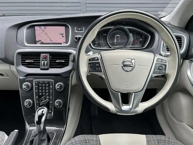 ボルボ Ｖ４０ D4 モメンタム 茨城県 2018(平30)年 5.3万km デニムブルーメタリック 後期型　/インテリセーフ　/ＡＣＣ　/ＬＫＡ　/ＢＬＩＳ　/Ｂカメラ　/パーキングエイド　/ナビ　/１２セグ　/ＢＴ　/ＵＳＢ　/ＤＶＤ　/シートヒーター　/ＰＷシート　/ＬＥＤ　/オートライト　/ＥＴＣ　/純正１７イｉｎＡＷ　/禁煙車