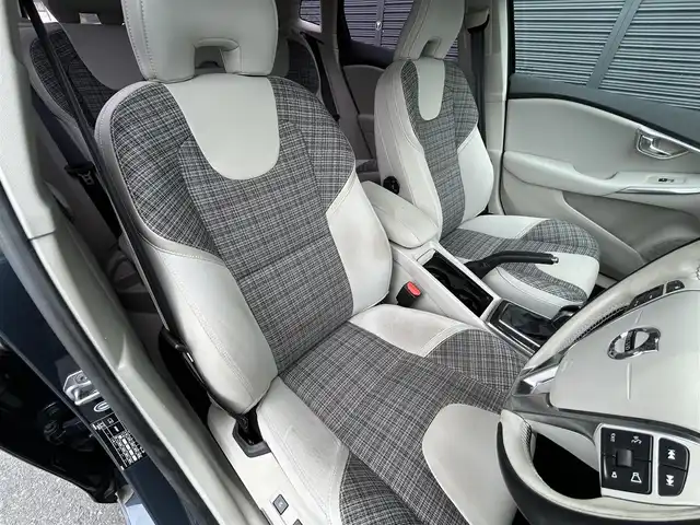 ボルボ Ｖ４０ D4 モメンタム 茨城県 2018(平30)年 5.3万km デニムブルーメタリック 後期型　/インテリセーフ　/ＡＣＣ　/ＬＫＡ　/ＢＬＩＳ　/Ｂカメラ　/パーキングエイド　/ナビ　/１２セグ　/ＢＴ　/ＵＳＢ　/ＤＶＤ　/シートヒーター　/ＰＷシート　/ＬＥＤ　/オートライト　/ＥＴＣ　/純正１７イｉｎＡＷ　/禁煙車