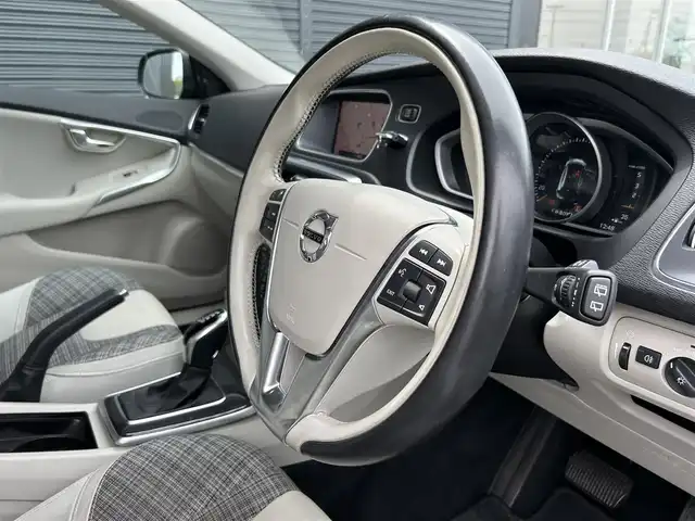 ボルボ Ｖ４０ D4 モメンタム 茨城県 2018(平30)年 5.3万km デニムブルーメタリック 後期型　/インテリセーフ　/ＡＣＣ　/ＬＫＡ　/ＢＬＩＳ　/Ｂカメラ　/パーキングエイド　/ナビ　/１２セグ　/ＢＴ　/ＵＳＢ　/ＤＶＤ　/シートヒーター　/ＰＷシート　/ＬＥＤ　/オートライト　/ＥＴＣ　/純正１７イｉｎＡＷ　/禁煙車