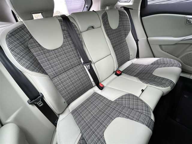 ボルボ Ｖ４０ D4 モメンタム 茨城県 2018(平30)年 5.3万km デニムブルーメタリック 後期型　/インテリセーフ　/ＡＣＣ　/ＬＫＡ　/ＢＬＩＳ　/Ｂカメラ　/パーキングエイド　/ナビ　/１２セグ　/ＢＴ　/ＵＳＢ　/ＤＶＤ　/シートヒーター　/ＰＷシート　/ＬＥＤ　/オートライト　/ＥＴＣ　/純正１７イｉｎＡＷ　/禁煙車