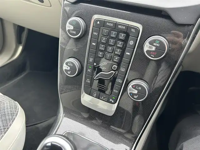 ボルボ Ｖ４０ D4 モメンタム 茨城県 2018(平30)年 5.3万km デニムブルーメタリック 後期型　/インテリセーフ　/ＡＣＣ　/ＬＫＡ　/ＢＬＩＳ　/Ｂカメラ　/パーキングエイド　/ナビ　/１２セグ　/ＢＴ　/ＵＳＢ　/ＤＶＤ　/シートヒーター　/ＰＷシート　/ＬＥＤ　/オートライト　/ＥＴＣ　/純正１７イｉｎＡＷ　/禁煙車