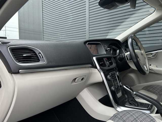 ボルボ Ｖ４０ D4 モメンタム 茨城県 2018(平30)年 5.3万km デニムブルーメタリック 後期型　/インテリセーフ　/ＡＣＣ　/ＬＫＡ　/ＢＬＩＳ　/Ｂカメラ　/パーキングエイド　/ナビ　/１２セグ　/ＢＴ　/ＵＳＢ　/ＤＶＤ　/シートヒーター　/ＰＷシート　/ＬＥＤ　/オートライト　/ＥＴＣ　/純正１７イｉｎＡＷ　/禁煙車
