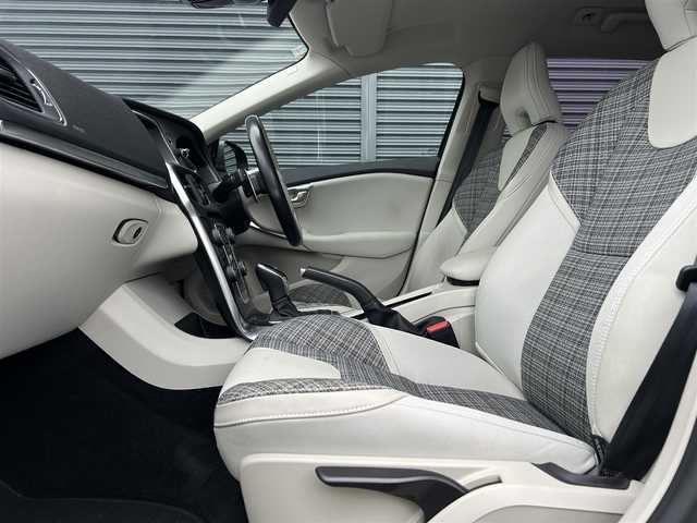 ボルボ Ｖ４０ D4 モメンタム 茨城県 2018(平30)年 5.3万km デニムブルーメタリック 後期型　/インテリセーフ　/ＡＣＣ　/ＬＫＡ　/ＢＬＩＳ　/Ｂカメラ　/パーキングエイド　/ナビ　/１２セグ　/ＢＴ　/ＵＳＢ　/ＤＶＤ　/シートヒーター　/ＰＷシート　/ＬＥＤ　/オートライト　/ＥＴＣ　/純正１７イｉｎＡＷ　/禁煙車