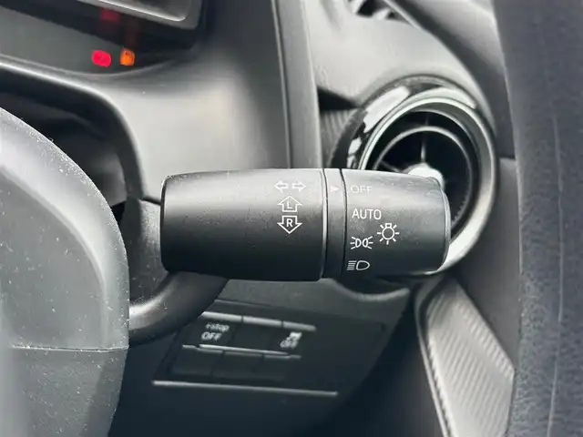 マツダ デミオ 13S 宮城県 2017(平29)年 5.1万km ディープクリムゾンマイカ LEDコンフォートパッケージ　/・シグネチャーランプ付きLEDヘッドランプ/・オートライト/・レインセンサー付フロントワイパー/・オートエアコン/・シートヒーター【D/N】/・アドバンスキーレスエントリーシステム/スマートシティブレーキサポート　/・前進時AT誤発信抑制制御/BSM/純正ナビ/・フルセグ/CD/DVD/Bluetooth/AM/FM/バックカメラ　/ステアリングスイッチ連動　/社外アルミホイール　/純正フロアマット　/取扱説明書