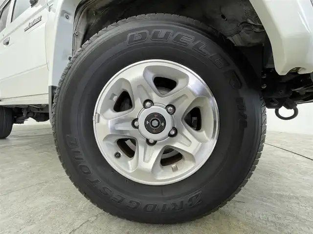 トヨタ ランドクルーザー 群馬県 2015(平27)年 5.7万km ホワイト 社外７インチナビ　バックカメラ　衝突軽減ブレーキ　レーンキープアシスト　オートマチックハイビーム　シートヒーター　ステアリングスイッチ　アイドリングストップ　ＥＴＣ　コーナーセンサー　禁煙車